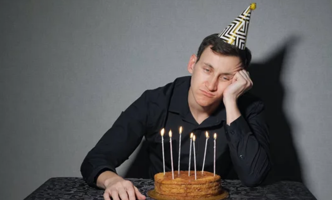 persona el día de su cumpleaños que ilustra que a nadie le importa la celebración